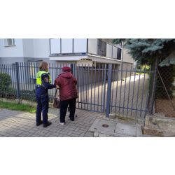 Pomoc starszej kobiecie w powrocie do domu