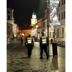 Strażnicy miejscy patrolujący Deptak