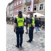 Strażnicy miejscy stojący na Deptaku
