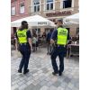 Strażnicy miejscy przed wejściem do restauracji na Deptaku