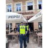 Strażnicy miejscy wchodzący do restauracji na Deptaku