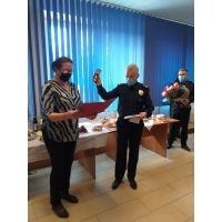 Komendant Straży Miejskiej prezentuje medal Zasłużony dla Miasta Lublina