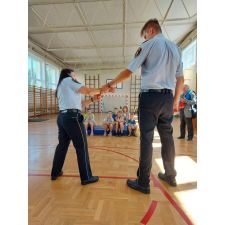 Funkcjonariusze pokazują dzieciom chwyt w celu obrony