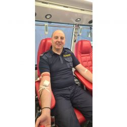 Funkcjonariusz Straży Miejskiej oddający krew