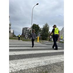 uczeń i strażnik przechodzą przez przejście