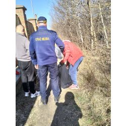 Funkcjonariusz Straży Miejskiej z osadzonymi